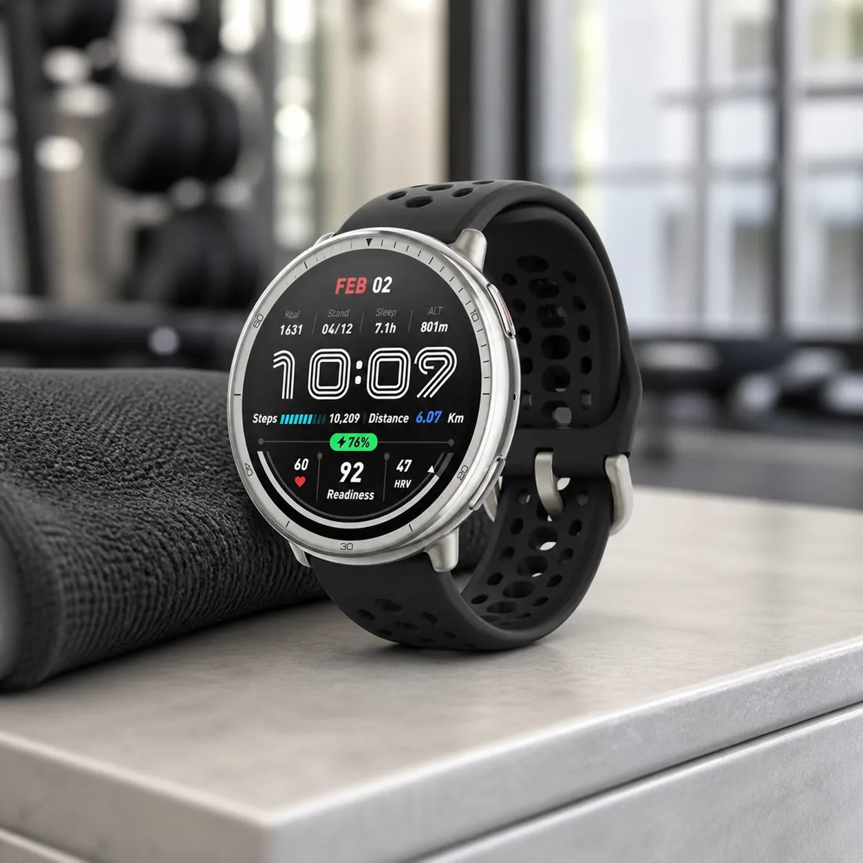 ساعت هوشمند Amazfit Active 2 نقره‌ای با بند سیلیکونی مشکی در فضای باشگاه