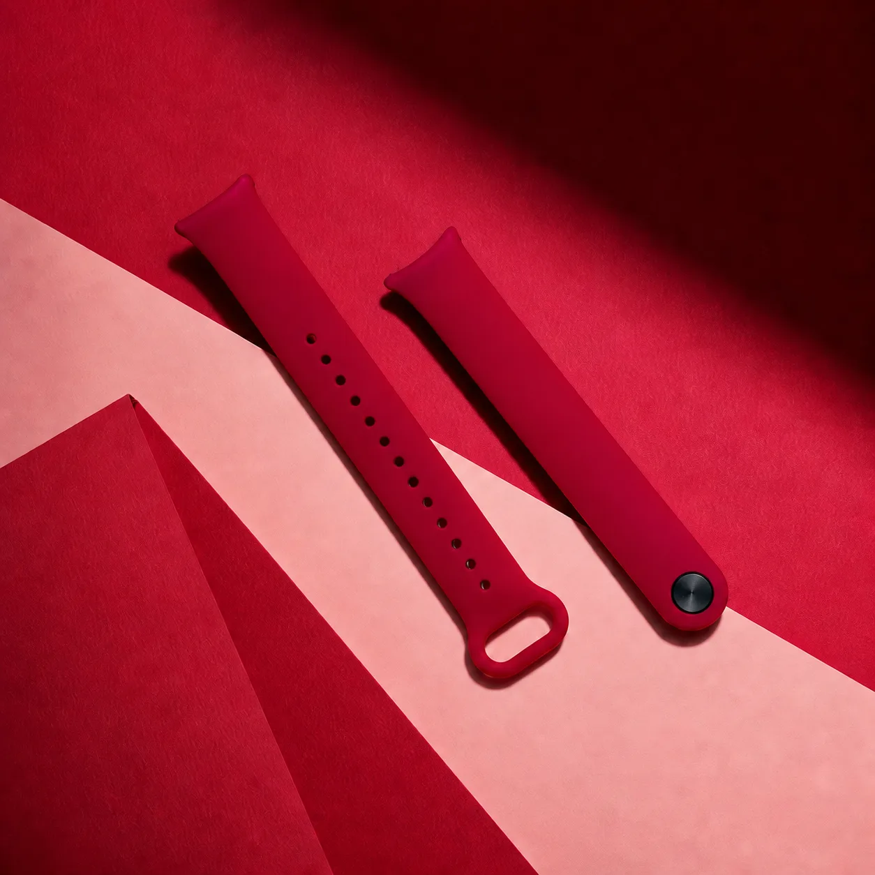 بند قرمز Xiaomi Mi Band 10 در چیدمان فشن دو قطعه بند سیلیکونی قرمز Mi Band 10 با قفل دکمهای مشکی