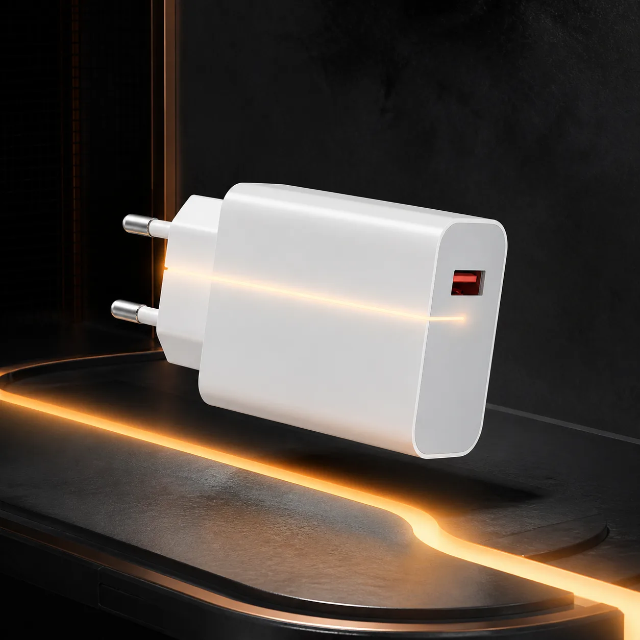 مسیر توان در آداپتور 45 وات شیائومی آداپتور سفید 45 وات شیائومی با درگاه قرمز USB-A روی مسیر نور نارنجی