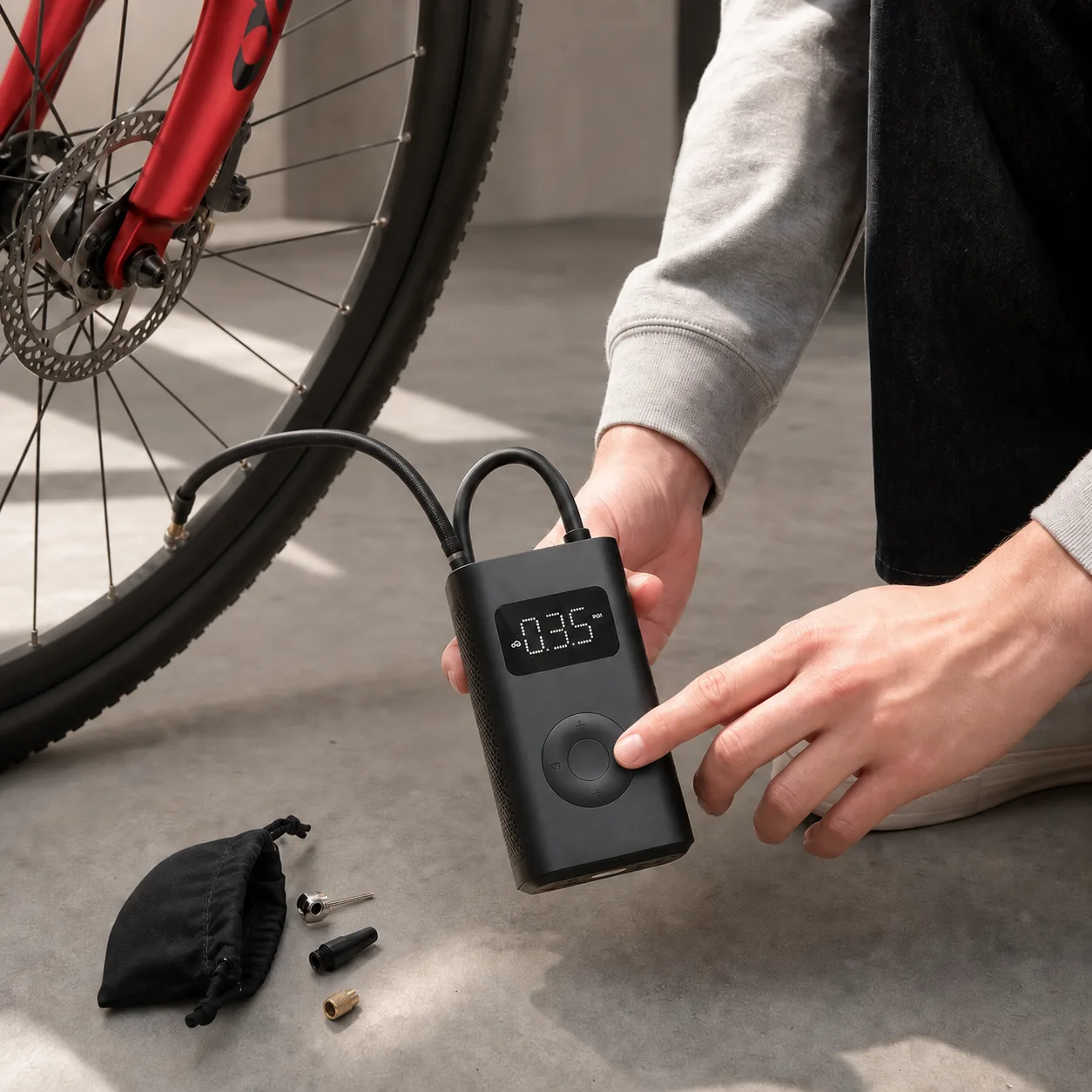 پمپ باد Xiaomi Air Compressor 2 متصل به والو چرخ دوچرخه و تنظیم فشار توسط کاربر روی کف گاراژ