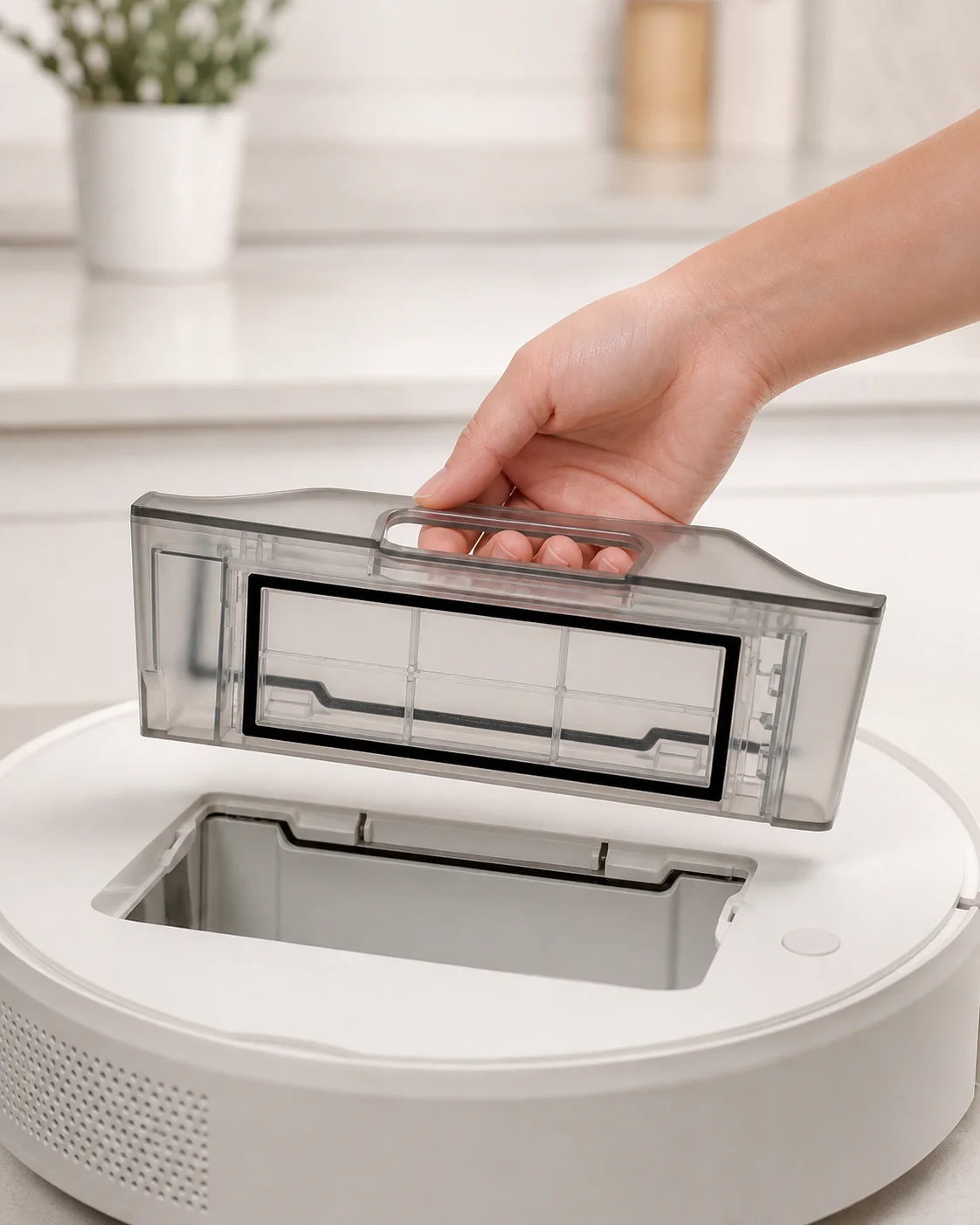 مخزن زباله بدون فیلتر Xiaomi Mop 2 Lite در دست، بالای محل نصب روی جارو رباتیک