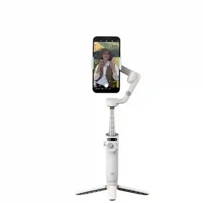 نمای ایستاده اسمو موبایل 6 جعبه باز گیمبال DJI Osmo Mobile 6 سفید جعبه باز با سهپایه و گوشی عمودی