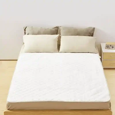 نحوه قرارگیری تشک گرمکن Xiaoda روی تخت تشک گرمکن برقی Xiaoda HDZNDRT01 پهنشده روی تخت دونفره