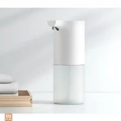 چیدمان رومیزی فومساز سفید میجیا شیائومی فومساز اتوماتیک Xiaomi Mijia روی روشویی کنار حولهها