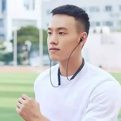 استفاده ورزشی هندزفری Xiaomi Neckband Basic مرد در حال ورزش با هندزفری دورگردنی شیائومی LYXQEJ02JY در فضای باز