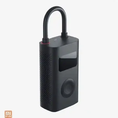 جزئیات بدنه کمپرسور باد Xiaomi MJCQB02QJ نمای زاویهدار پمپ باد شیائومی MJCQB02QJ با دریچههای جانبی و شلنگ U شکل