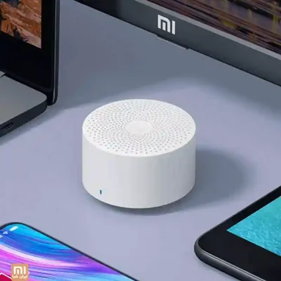 چیدمان رومیزی اسپیکر Xiaomi MDZ-28-DI اسپیکر Mi Compact Speaker 2 سفید روی میز میان گوشی و تبلت