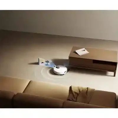 مسیریابی Robot Vacuum 5 میان موانع خانه حرکت Xiaomi Robot Vacuum 5 در اتاق نشیمن و عبور کنار اشیای کوچک روی کف