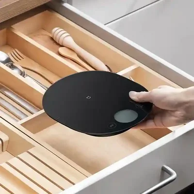 قرار دادن ترازوی باریک Mijia KGJ001T در کشوی ابزار آشپزخانه