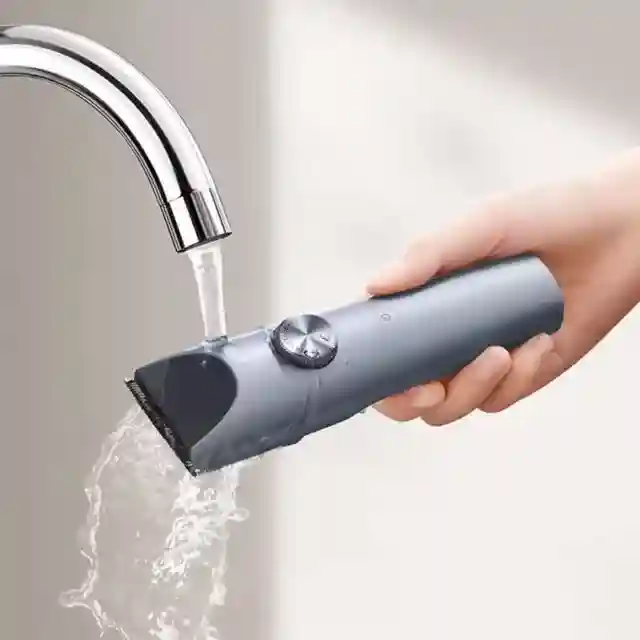 آبکشی بدنه و تیغه Xiaomi Hair Clipper 2 زیر شیر آب
