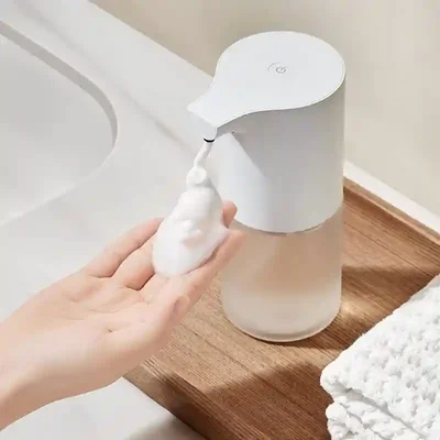 عملکرد فومساز Xiaomi MJXSJ05XW کنار روشویی خروج فوم سفید از فومساز Mijia 1S روی دست