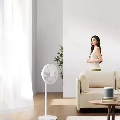 پنکه ایستاده Mijia Smart DC Fan 1X کنار مبل