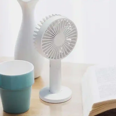 پنکه رومیزی Qualitell Y1 کنار کتاب و لیوان