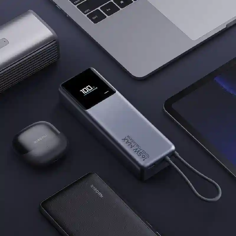 پاوربانک Xiaomi PB1165MI کنار لپ‌تاپ تبلت و لوازم دیجیتال