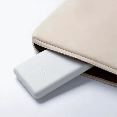 حمل پاوربانک 10000 Xiaomi P16ZM در کیف قرارگرفتن پاوربانک شیائومی Lite P16ZM داخل کیف زیپدار