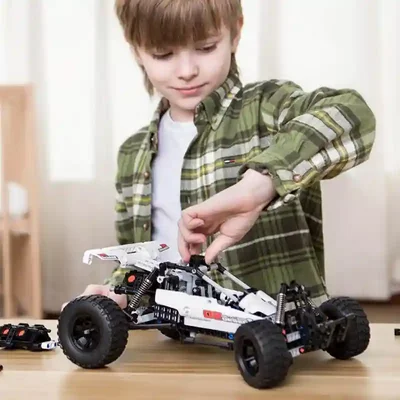 بازی و مونتاژ خودروی ساختنی شیائومی SMSC01IQI روی میز کودک در حال تنظیم ماشین ساختنی Desert Racing Car SMSC01IQI