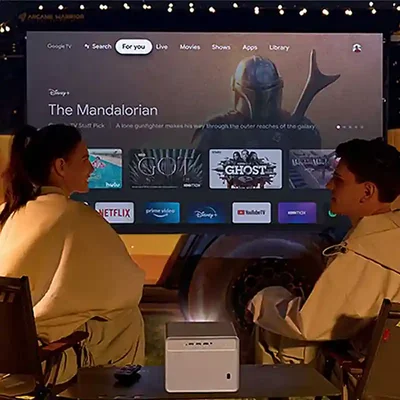 سینمای فضای باز با پروژکتور Wanbo DaVinci 1 پخش Google TV با Wanbo DaVinci 1 در فضای باز