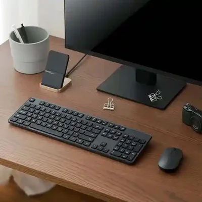 استفاده رومیزی موس و کیبورد بیسیم شیائومی ۲ ست موس و کیبورد بیسیم Xiaomi WXJS02YM روی میز کار چوبی