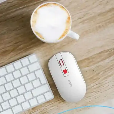 چیدمان رومیزی ماوس بی سیم شیائومی Miiiw Lite ماوس سفید Miiiw Lite MW23M21 کنار کیبورد روی میز چوبی