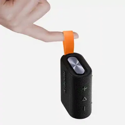 ابعاد جیبی اسپیکر شیائومی MDZ-37-DB حمل اسپیکر Xiaomi Pocket MDZ-37-DB از بند نارنجی روی انگشت