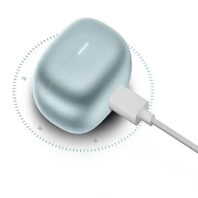 شارژ جعبه هندزفری Redmi Buds 5 Pro از درگاه USB-C کیس Redmi Buds 5 Pro آبی روشن متصل به کابل USB-C