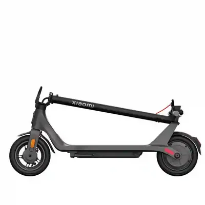 حالت جمع شده Xiaomi Scooter 4 Lite 2nd Gen اسکوتر شیائومی 4 Lite نسل دوم در حالت تاشده با ستون فرمان خوابیده روی بدنه