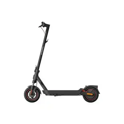طراحی جانبی Xiaomi Electric Scooter 5 Max نمای جانبی سمت چپ اسکوتر شیائومی 5 Max با چرخ های پهن و بازتابنده عقب