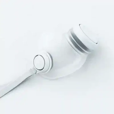 فرم انعطافپذیر ماسک Woobi Plus از کنار نمای جانبی بدنه سفید ماسک AIRMOTION Woobi Plus