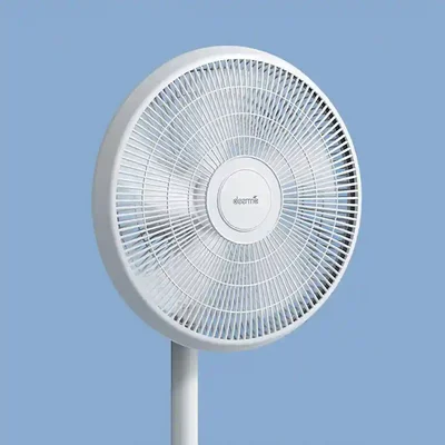 نمای نزدیک شبکه جلوی پنکه Deerma DEM-FD15W روی زمینه آبی