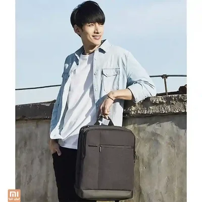دسته بالایی کوله بیزینس کلاسیک شیائومی حمل دستی کوله Xiaomi Classic Business Backpack در فضای شهری