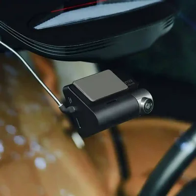 نمای نصبشده 70mai Dash Cam A800S Plus روی شیشه جلو نصب دوربین جلوی 70mai A800S Plus زیر شیشه خودرو