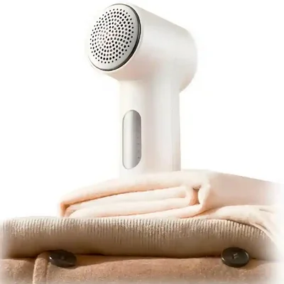 استفاده پرزگیر شیائومی روی پوشاک بافت قرارگیری پرزگیر Mijia Lint Remover 2 روی لباسهای بافتنی تا شده
