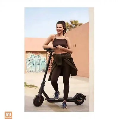کاربرد روزمره اسکوتر Mi Electric Scooter Pro 2 زن ورزشکار کنار اسکوتر برقی شیائومی Pro 2 در فضای باز