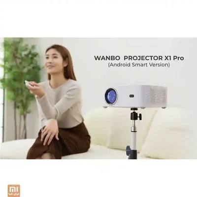 کاربرد خانگی Wanbo X1 Pro اندروید پروژکتور Wanbo X1 Pro روی سهپایه کنار کاربر و کنترل